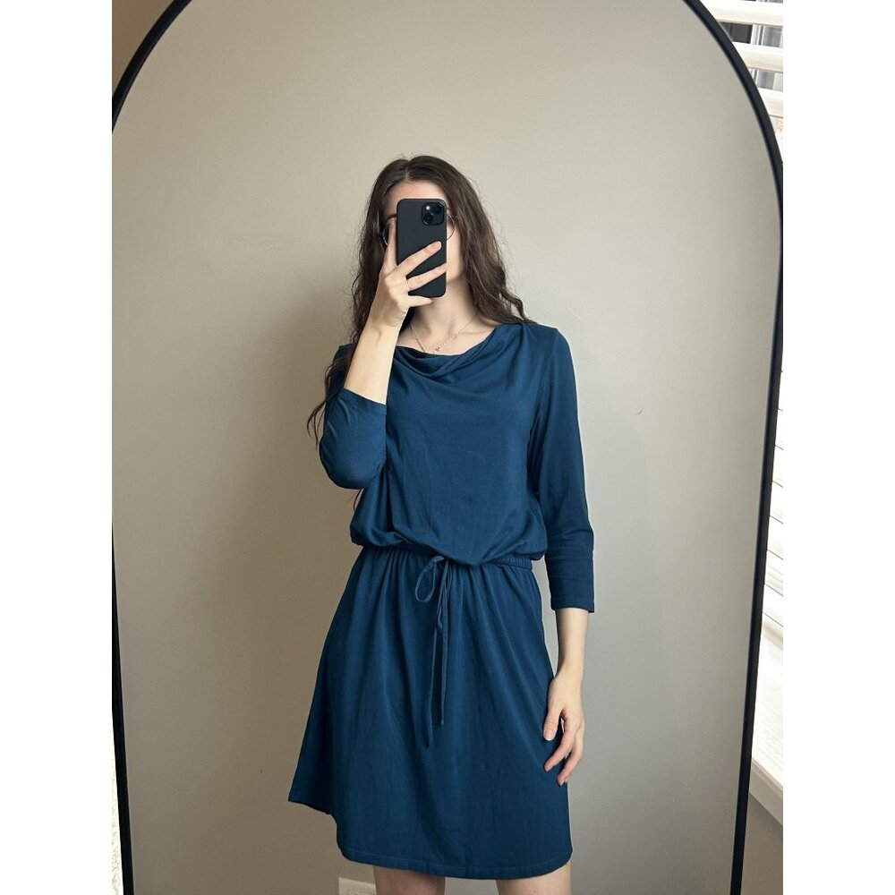 Lilla P Blue Long-Sleeve Dress – Minimalist Everyday Chic Quiet Luxury